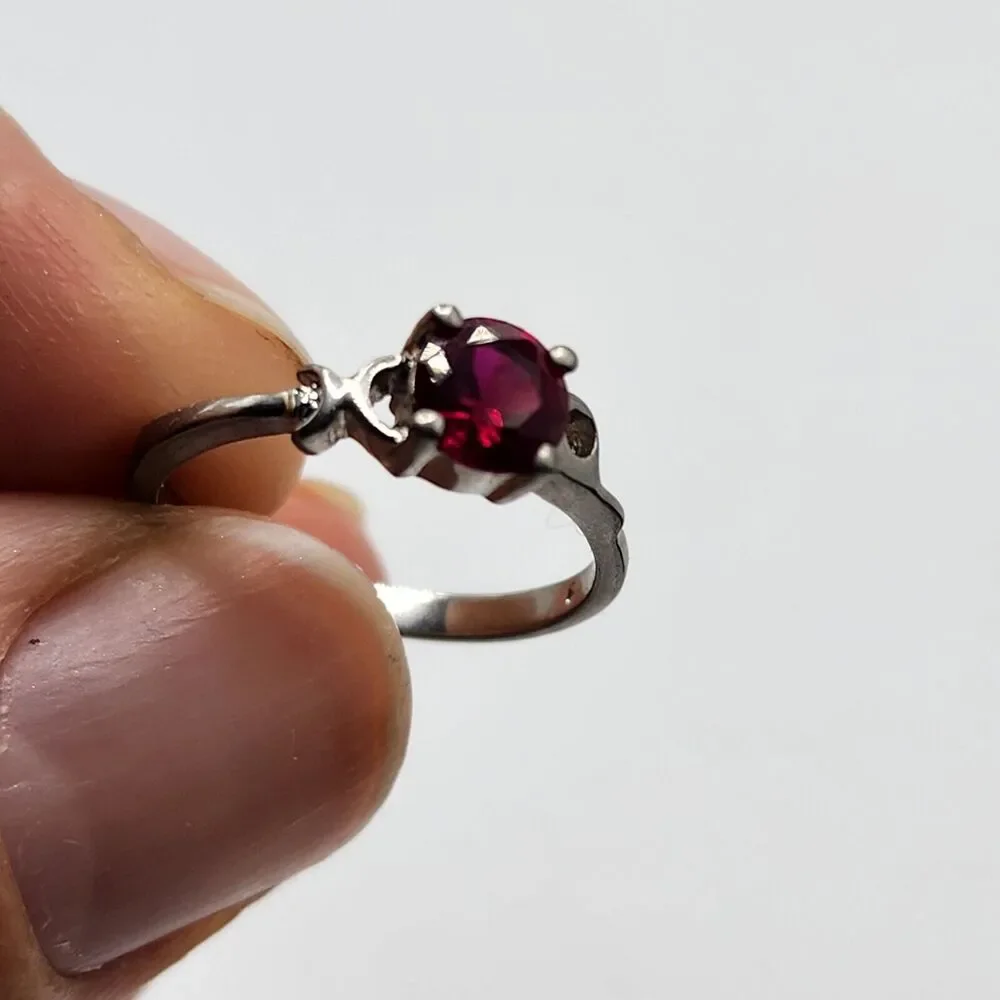 Vintage Sterling Silver Red Garnet Stone XO Size 6 Ring Love Romance Friendship
